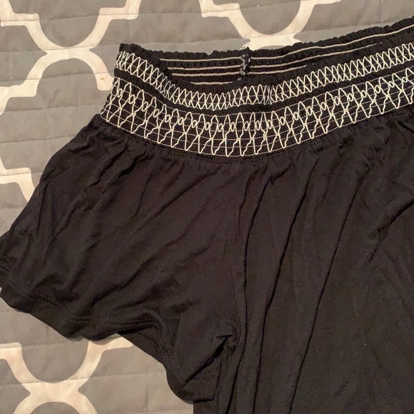 Black off the shoulder flowy top - Picture 2 of 5